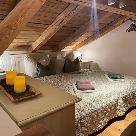 Lindennest - Romantic Lime Loft Apartment